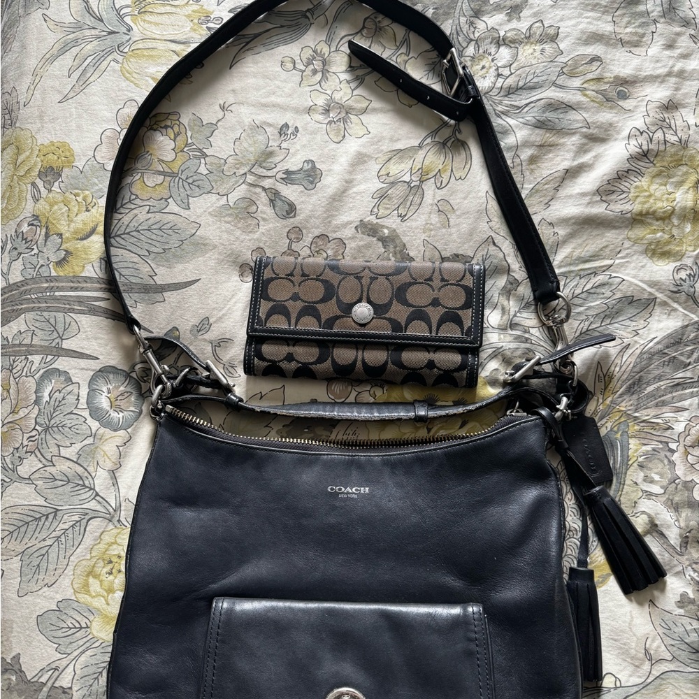 Coach Black Shoulder Bag with Sleek Design